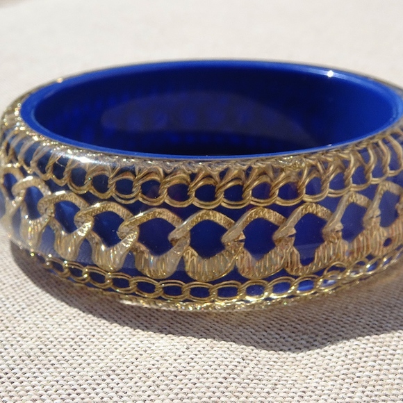 Vintage Retro 80s Lucite Big Blue Resin Bangle Gold Chain Statement Bracelet - Picture 7 of 8